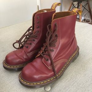 Dr. Martens airwair 8 eyelet boot in Oxblood.